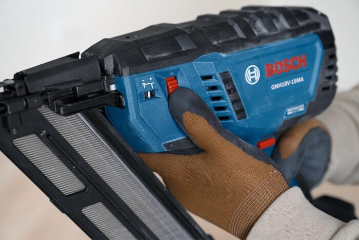 BOSCH GNH18V-15MAN 18V Brushless 15-Gauge Angled Finish Nailer - Precision for Tight Spaces, Fastens up to 1,200 Nails per Charge, One-Handed Activation, Tool-Free Jam Clearing, Belt Hook (Bare Tool) - Image 5